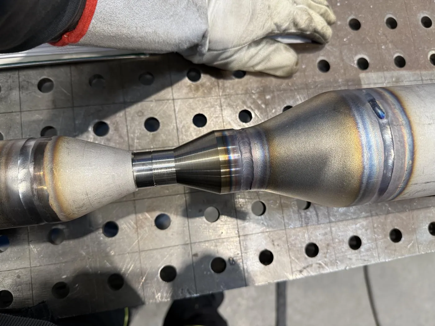 Redukcja stalowa INOX — spoina TIG w kolorach detal