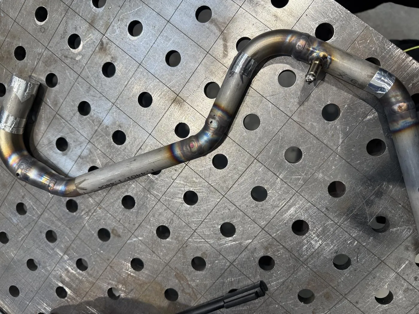 Prefabrykacja rurociągów INOX — elementy gięte na stole spawalniczym